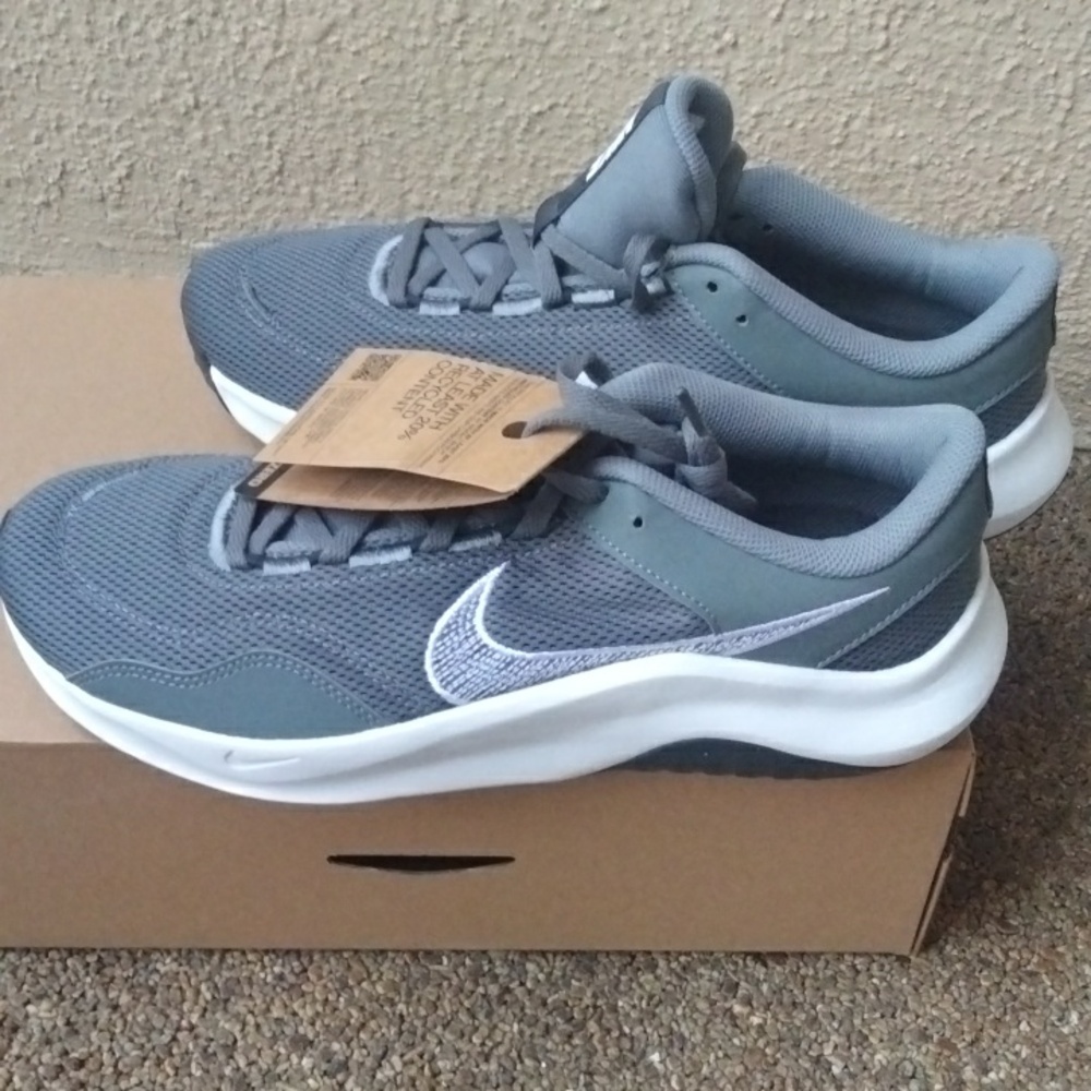 NIKE LEGEND ESSENTIAL 3